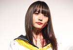 映画『血まみれスケバンチェーンソーRED』完成披露舞台挨拶に登壇した浅川梨奈