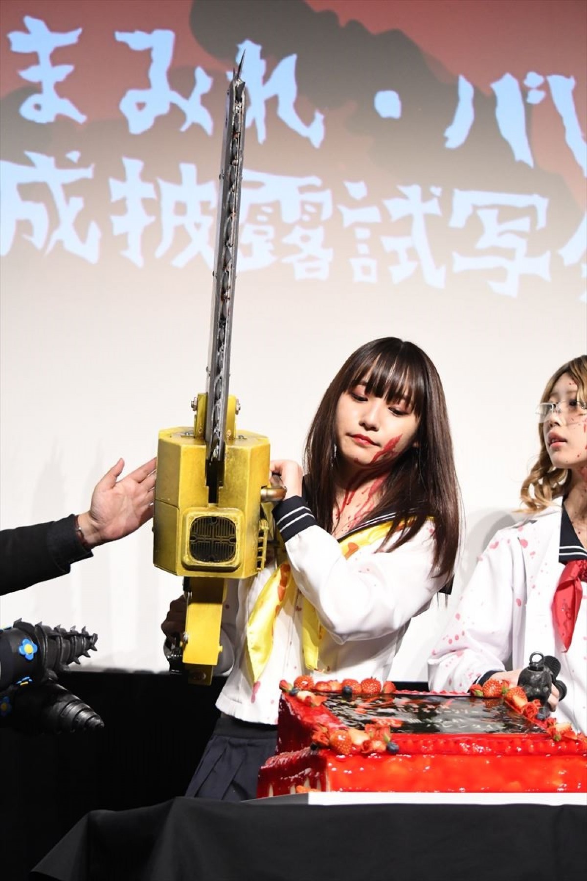 浅川梨奈、ふんどしアクションは「寒くて大変！」