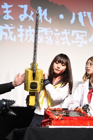 映画『血まみれスケバンチェーンソーRED』完成披露舞台挨拶に登壇した浅川梨奈