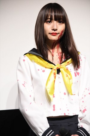 映画『血まみれスケバンチェーンソーRED』完成披露舞台挨拶に登壇した浅川梨奈