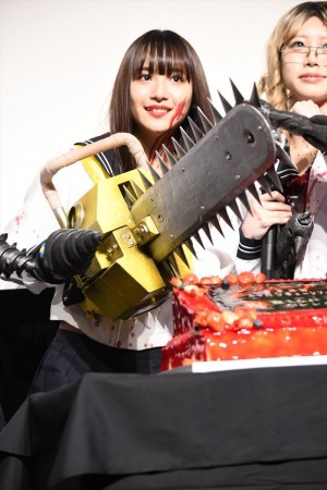 映画『血まみれスケバンチェーンソーRED』完成披露舞台挨拶に登壇した浅川梨奈