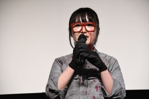 映画『血まみれスケバンチェーンソーRED』完成披露舞台挨拶に登壇した日高七海