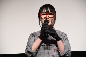 映画『血まみれスケバンチェーンソーRED』完成披露舞台挨拶に登壇した日高七海