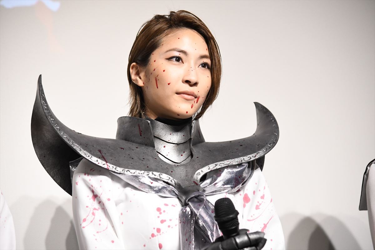 浅川梨奈、ふんどしアクションは「寒くて大変！」