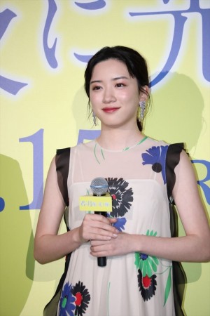 『君は月夜に光り輝く』完成披露舞台挨拶に登壇した永野芽郁