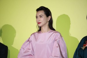 『君は月夜に光り輝く』完成披露舞台挨拶に登壇した長谷川京子