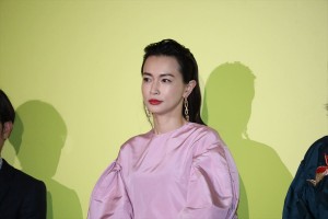 『君は月夜に光り輝く』完成披露舞台挨拶に登壇した長谷川京子