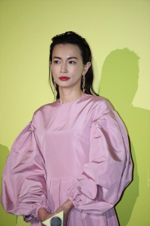 『君は月夜に光り輝く』完成披露舞台挨拶に登壇した長谷川京子