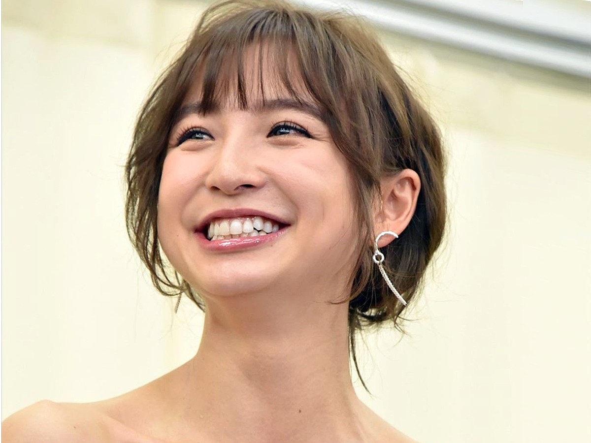 篠田麻里子、夫との2ショット公開！ 顔の隠れた夫に「イケメン説」浮上