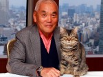 【写真】猫撮影の達人・岩合光昭監督と猫ベーコンの2ショット