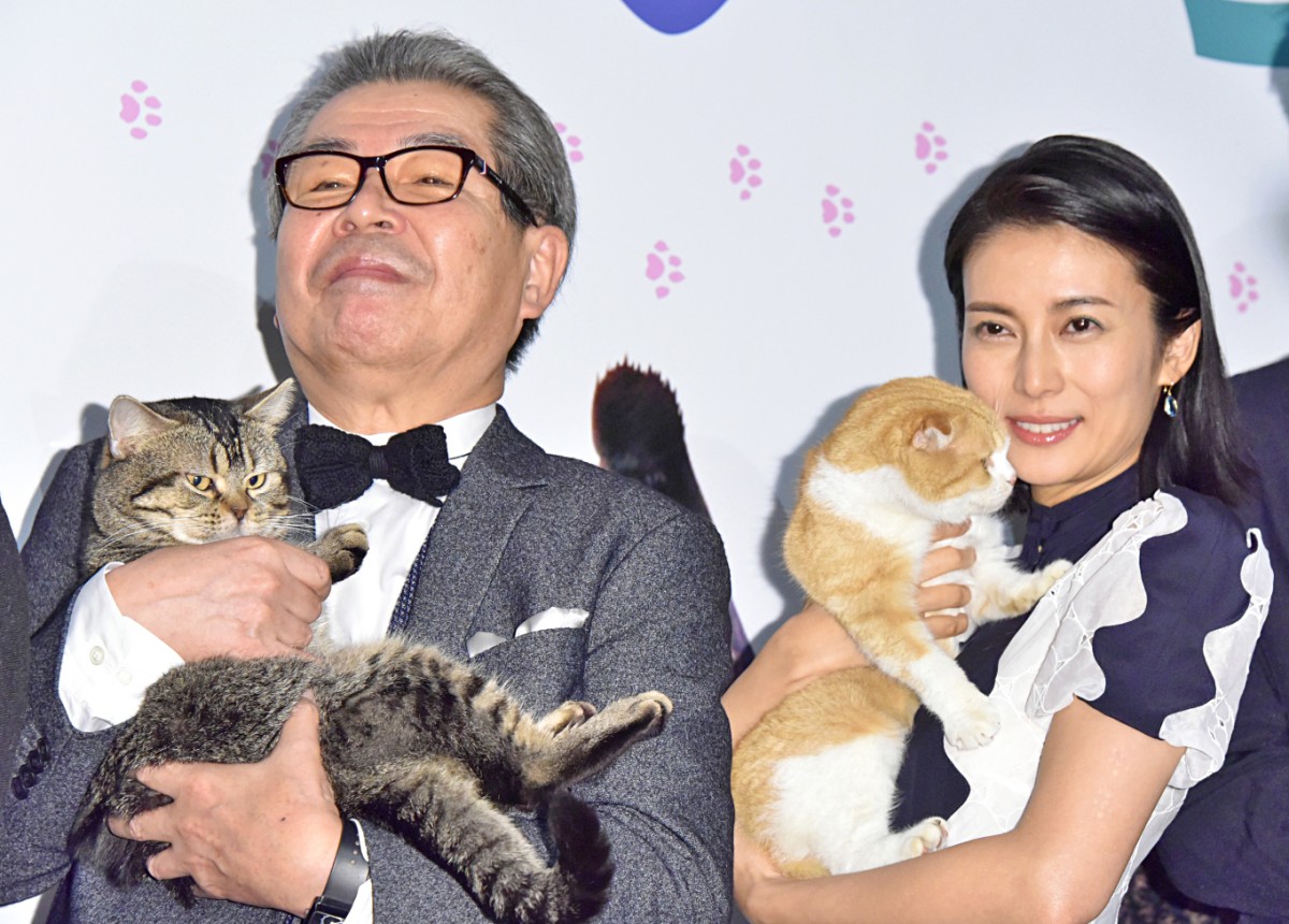 (左から)映画『ねことじいちゃん』初日舞台挨拶に登場した立川志の輔、柴咲コウ