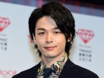 【写真】『『この恋あたためますか』中村倫也、クールにキメたオフショット　ファン「かっこよすぎ」