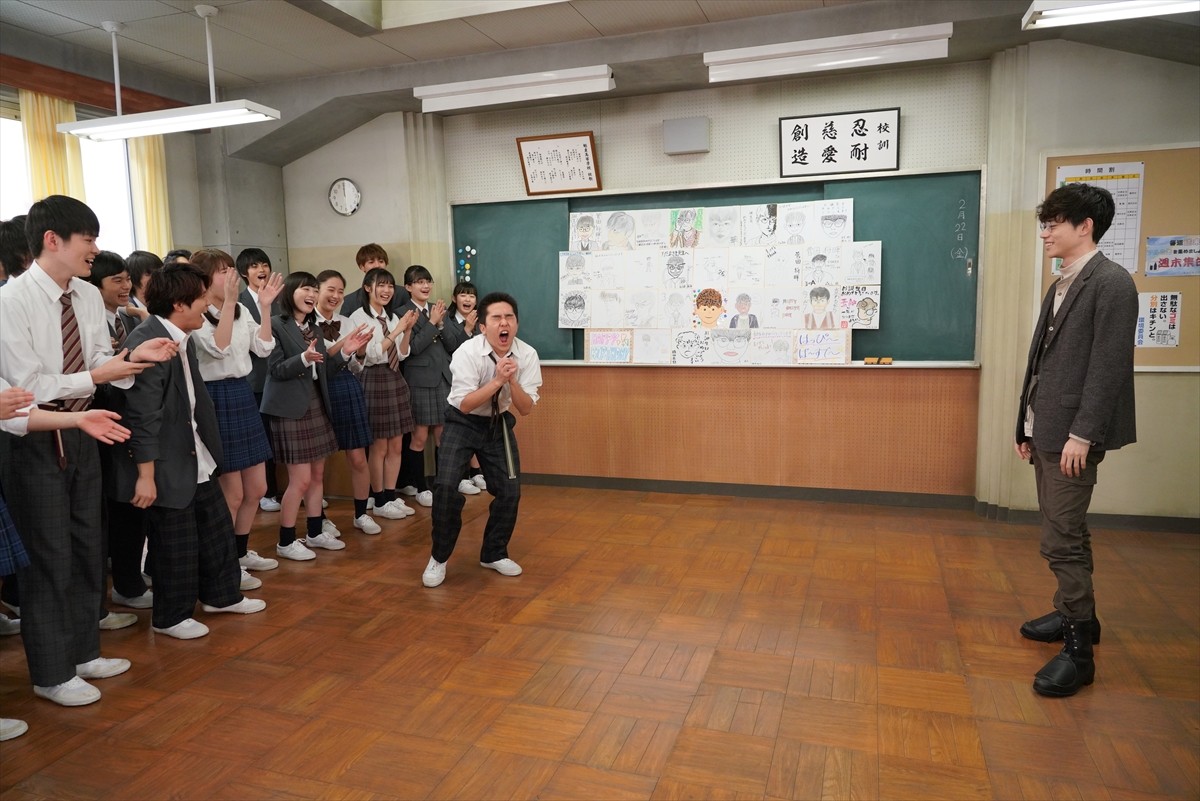 菅田将暉、『3年A組』教え子たちのサプライズ誕生日祝いに笑顔