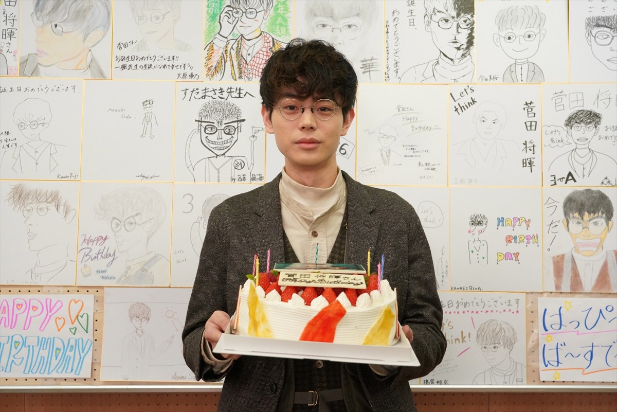 菅田将暉、『3年A組』教え子たちのサプライズ誕生日祝いに笑顔