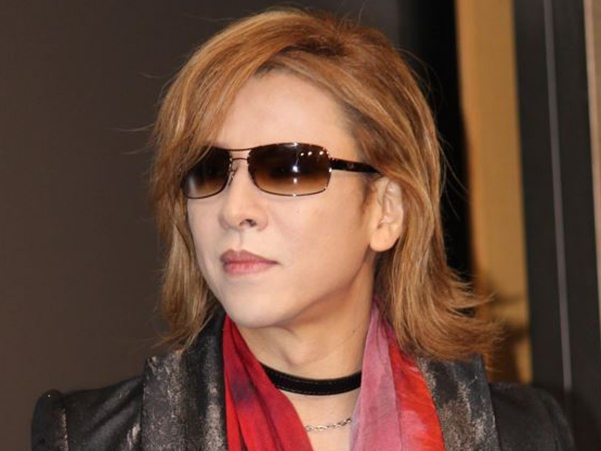 YOSHIKIの“お散歩”に反響「普通に歩いてる」「スタイル良すぎ」