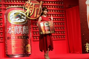 小嶋陽菜、新しい「本麒麟」完成披露会に登場
