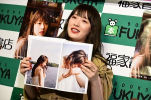 『高山一実写真集 独白』発売記念お渡し会に登場した高山一実