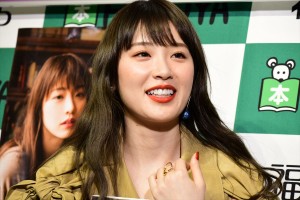 『高山一実写真集 独白』発売記念お渡し会に登場した高山一実