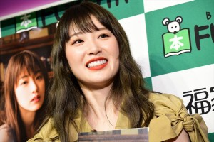 『高山一実写真集 独白』発売記念お渡し会に登場した高山一実