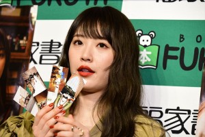 『高山一実写真集 独白』発売記念お渡し会に登場した高山一実