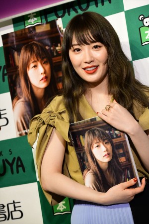 『高山一実写真集 独白』発売記念お渡し会に登場した高山一実