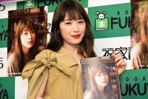 『高山一実写真集 独白』発売記念お渡し会に登場した高山一実