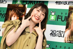 『高山一実写真集 独白』発売記念お渡し会に登場した高山一実