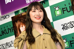 『高山一実写真集 独白』発売記念お渡し会に登場した高山一実