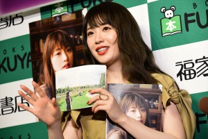 『高山一実写真集 独白』発売記念お渡し会に登場した高山一実