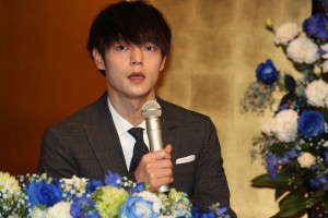 2020年度前期連続テレビ小説『エール』制作発表会見に登場した窪田正孝