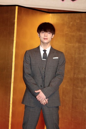 2020年度前期連続テレビ小説『エール』制作発表会見に登場した窪田正孝