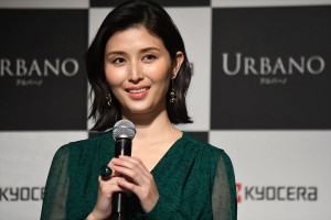 京セラ・スマートフォン「URBANO V04」CMお披露目PR発表会に登場した橋本マナミ