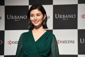 京セラ・スマートフォン「URBANO V04」CMお披露目PR発表会に登場した橋本マナミ