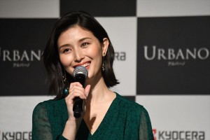 京セラ・スマートフォン「URBANO V04」CMお披露目PR発表会に登場した橋本マナミ