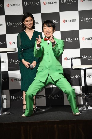京セラ・スマートフォン「URBANO V04」CMお披露目PR発表会に登場したダンディ坂野