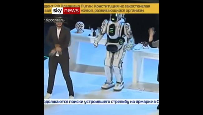 最先端ロボットとして紹介された「ボリス」※海外メディア「SkyNews」のスクリーンショット