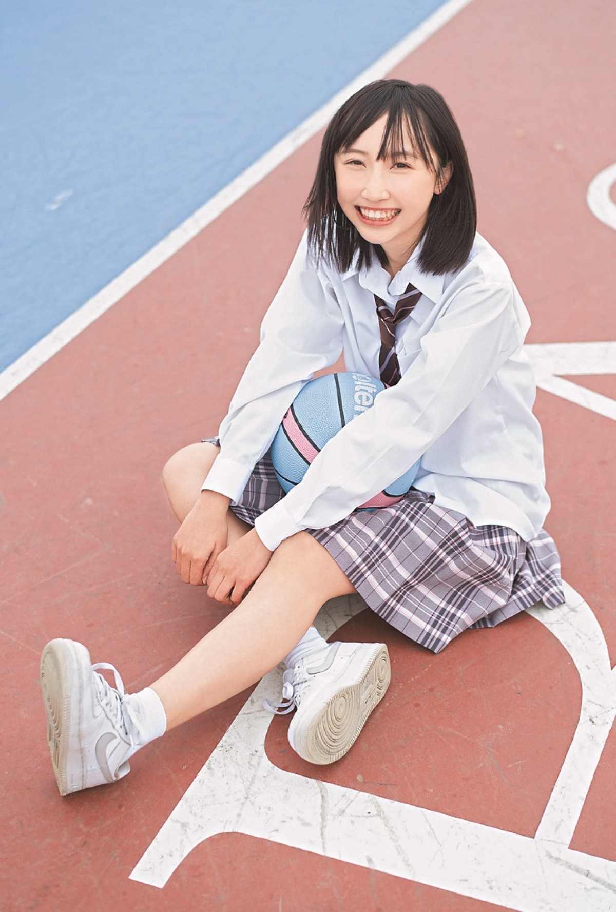 AKB48、乃木坂46…制服美少女に釘付け！ 「中学卒業」「高校卒業」同時発売