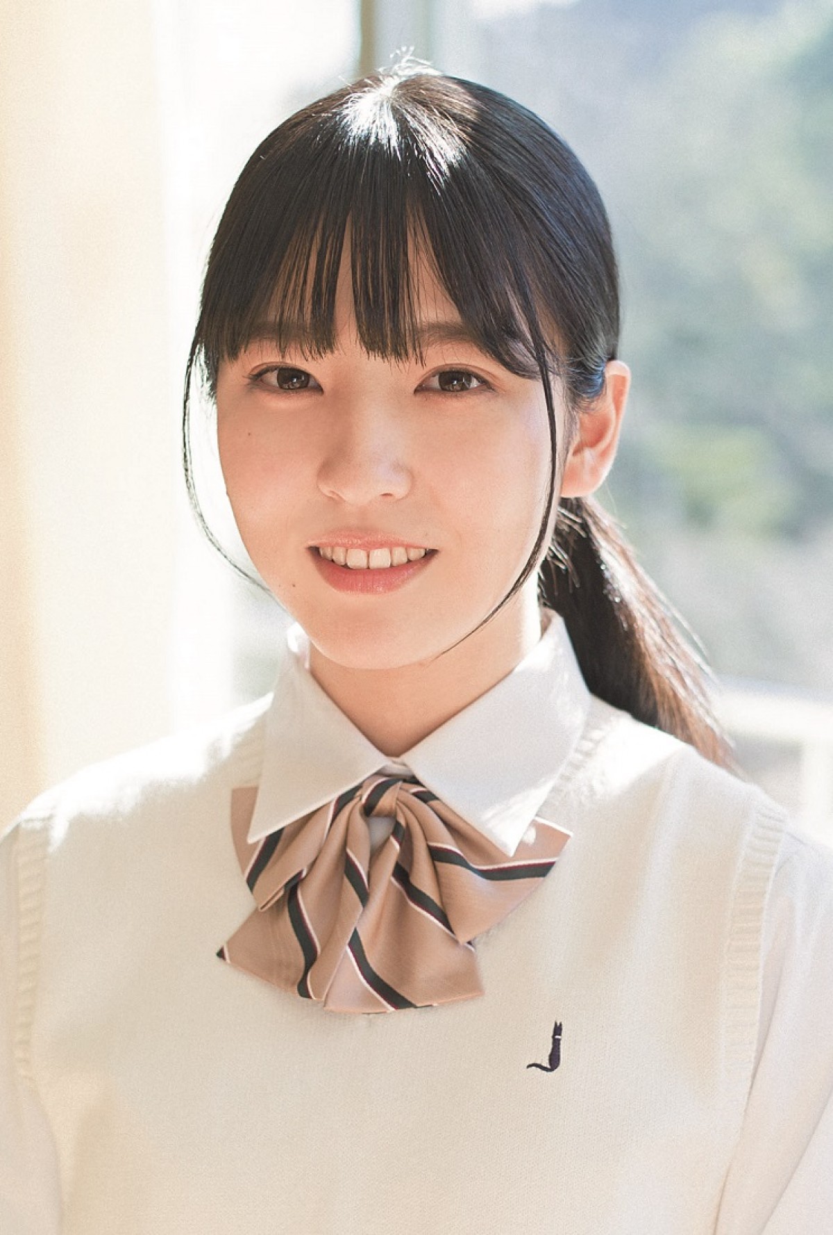 AKB48、乃木坂46…制服美少女に釘付け！ 「中学卒業」「高校卒業」同時発売