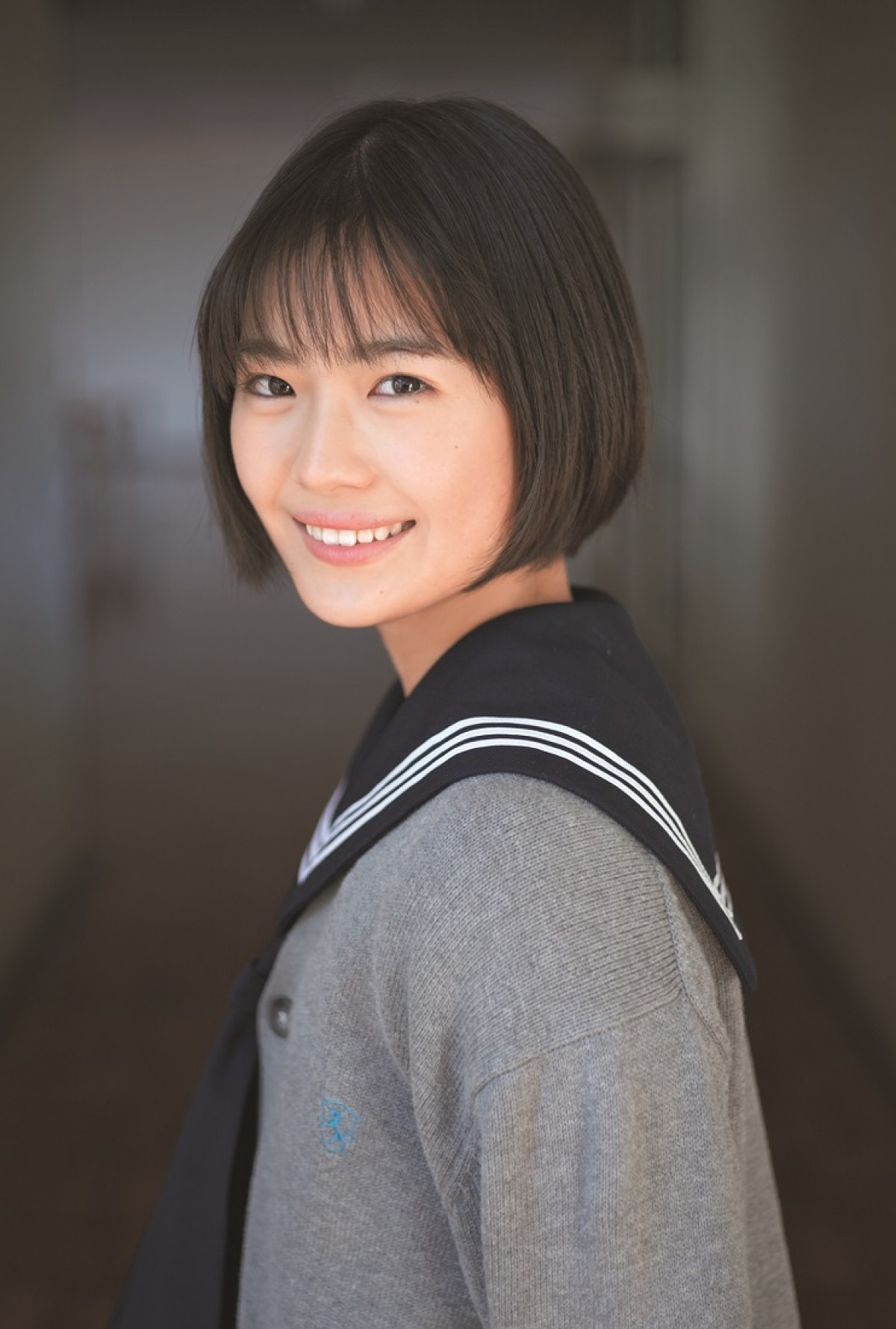 AKB48、乃木坂46…制服美少女に釘付け！ 「中学卒業」「高校卒業」同時発売