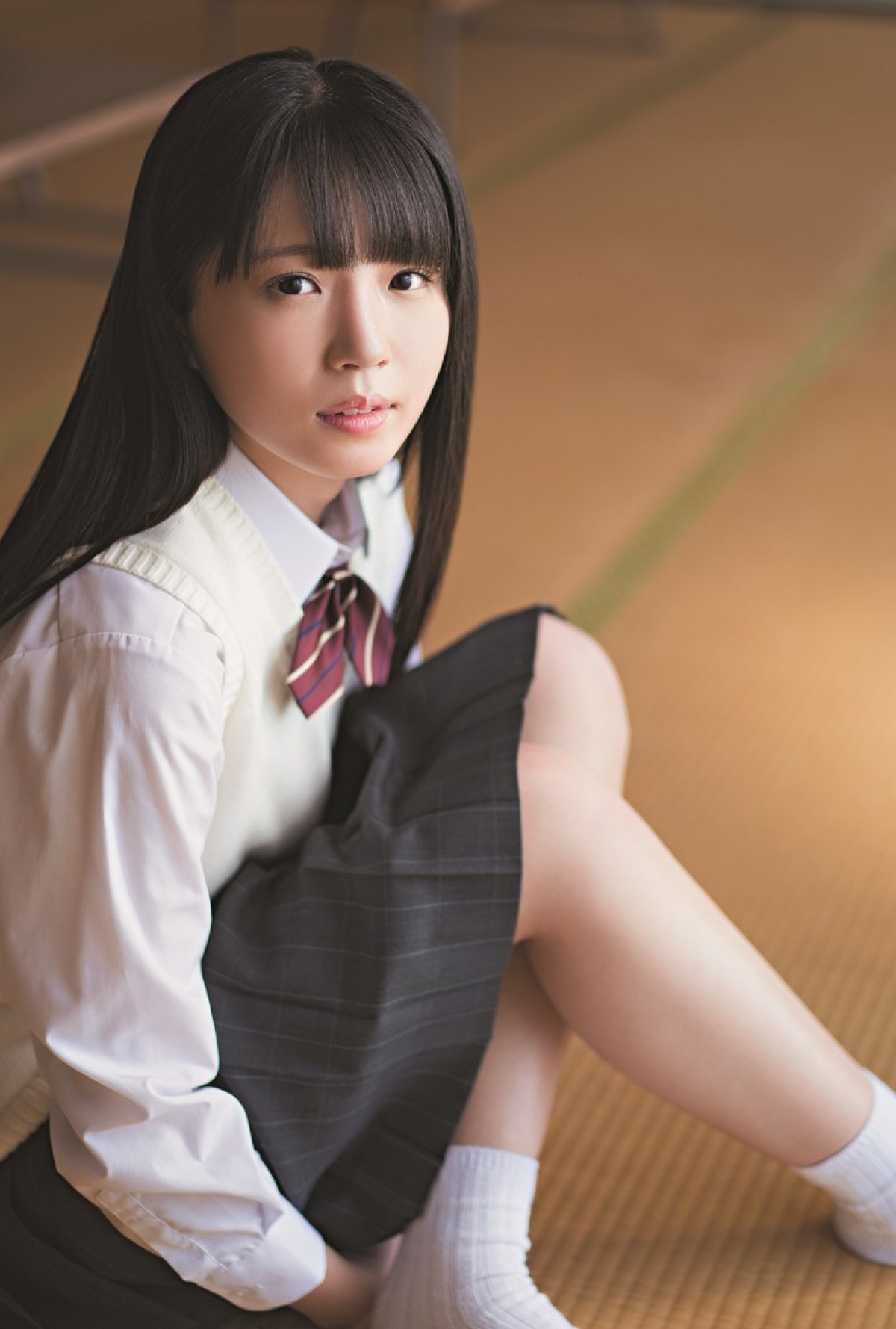 AKB48、乃木坂46…制服美少女に釘付け！ 「中学卒業」「高校卒業」同時発売