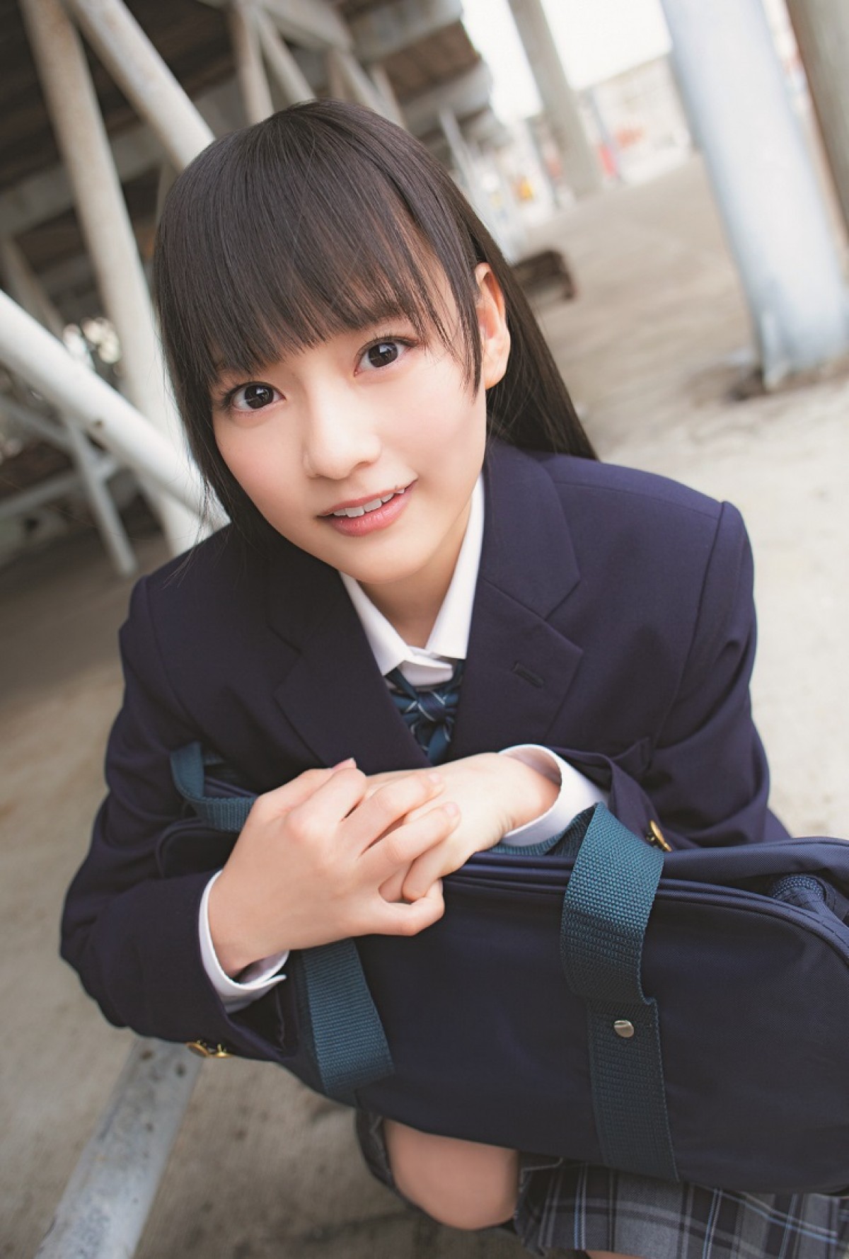 AKB48、乃木坂46…制服美少女に釘付け！ 「中学卒業」「高校卒業」同時発売