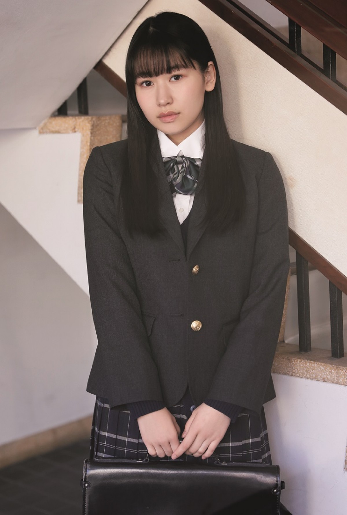 AKB48、乃木坂46…制服美少女に釘付け！ 「中学卒業」「高校卒業」同時発売