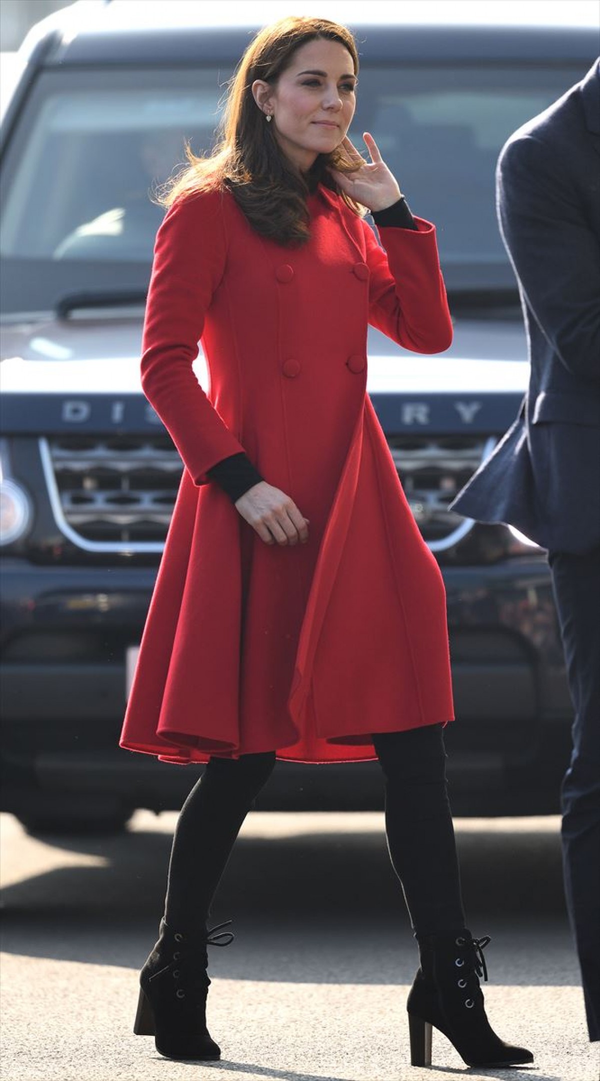 キャサリン妃、赤とブルーのコートで卓越したファッションセンスを披露