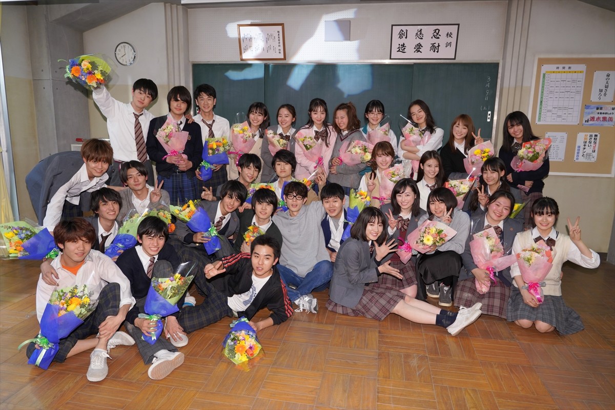 『3年A組 ―今から皆さんは、人質です―』クランクアップを迎えた生徒たちと、サプライズで登場した菅田将暉