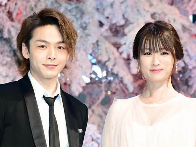 （左から）中村倫也、深田恭子