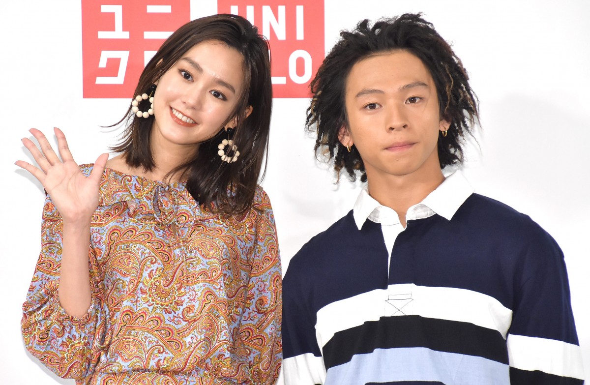 （左から）UNIQLO and JW ANDERSON 2019年春夏コレクション発表会に登場した桐谷美玲、平野歩夢