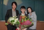 『3年A組 ―今から皆さんは、人質です―』クランクアップを迎えた（左から）椎名桔平、菅田将暉とお祝いに駆けつけた永野芽郁