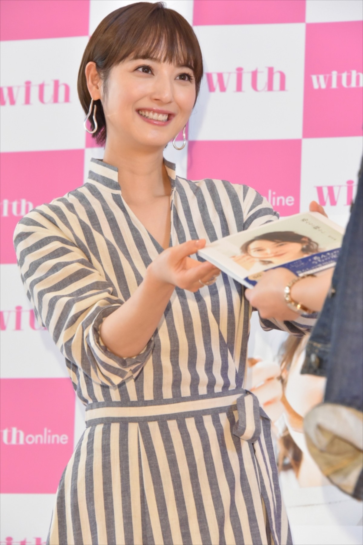 佐々木希、人生初のショートカットは「シャンプーが楽」