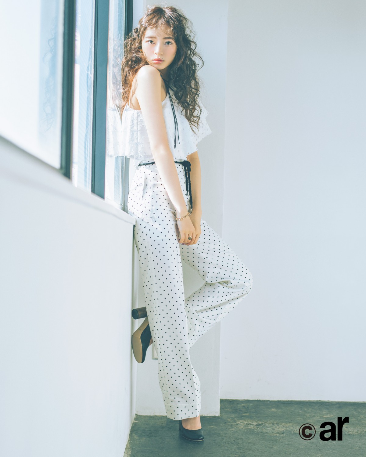 新木優子、大胆背中だし＆美脚披露！ 指原莉乃の眩しすぎるランジェリー姿にも注目