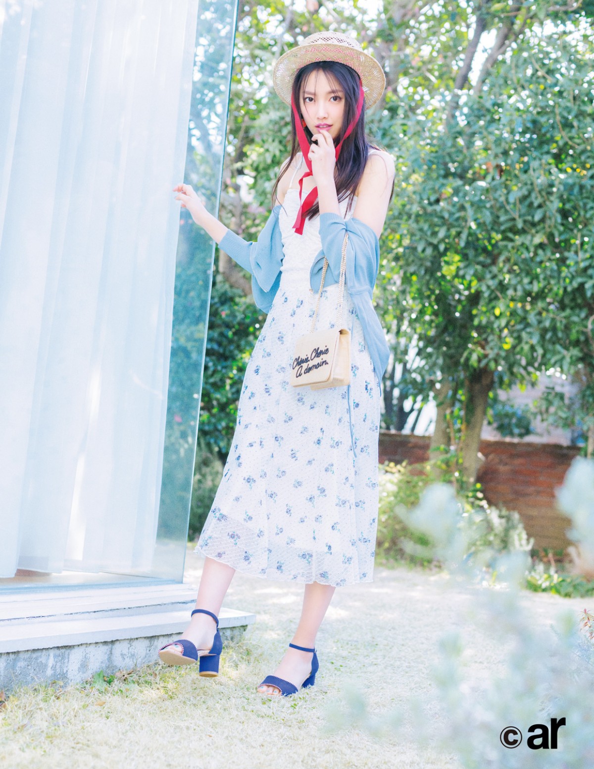 新木優子、大胆背中だし＆美脚披露！ 指原莉乃の眩しすぎるランジェリー姿にも注目